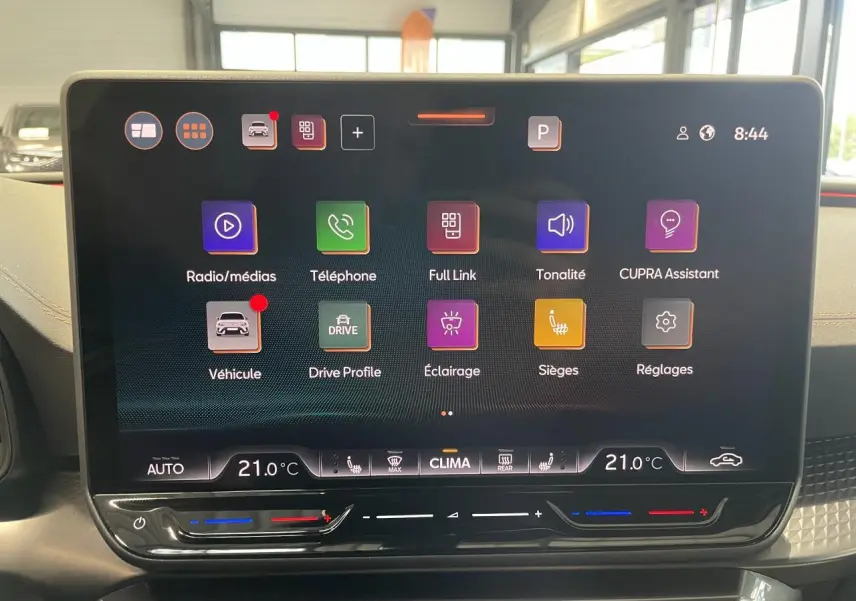 Écran tactile HD 12,9'' du système multimédia de la CUPRA Leon 2.0 TDI noir, vue frontale intérieure.