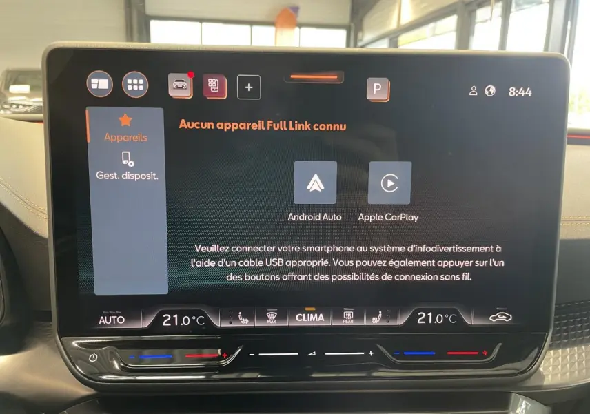 Écran tactile central de la CUPRA Leon 2026 affichant la connectivité Android Auto et Apple CarPlay.