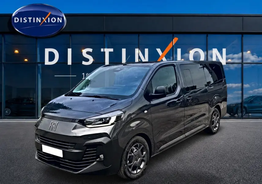 Vue 3/4 avant droit du FIAT Scudo Combi gris titane avec porte latérale coulissante et jantes spécifiques.