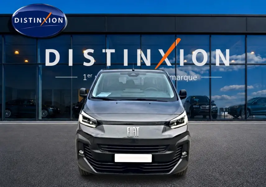 Vue avant du FIAT Scudo Combi gris titane, mettant en valeur sa calandre moderne et ses phares LED.