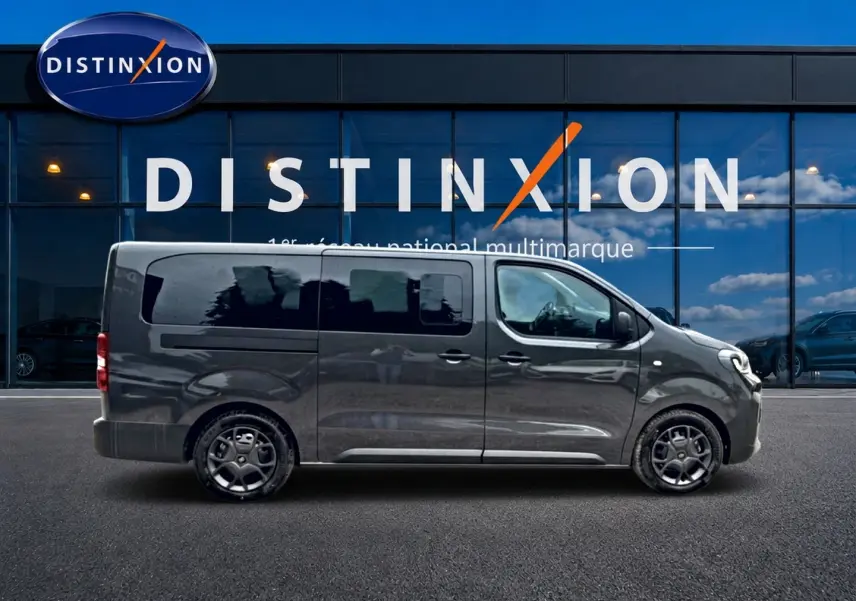 Profil droit du Fiat Scudo Combi gris titane avec porte latérale coulissante, vitres teintées et jantes spécifiques.
