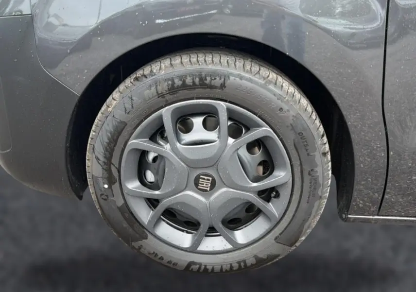 Gros plan sur la roue avant gauche gris titane du Fiat Scudo Combi avec jante en alliage et logo Fiat central.