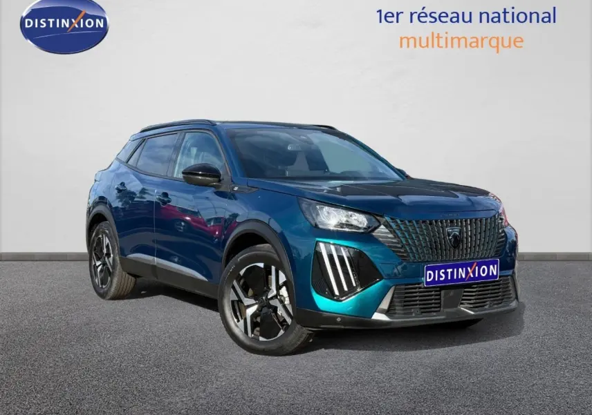 Peugeot e-2008 Bleu Obsession en 3/4 avant droit, avec calandre noire et jantes alu distinctives.