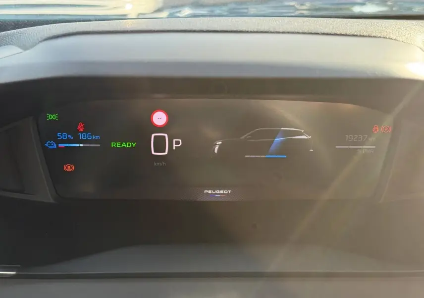 Affichage numérique du tableau de bord du Peugeot e-2008 2025 montrant autonomie batterie à 58% et mode prêt.