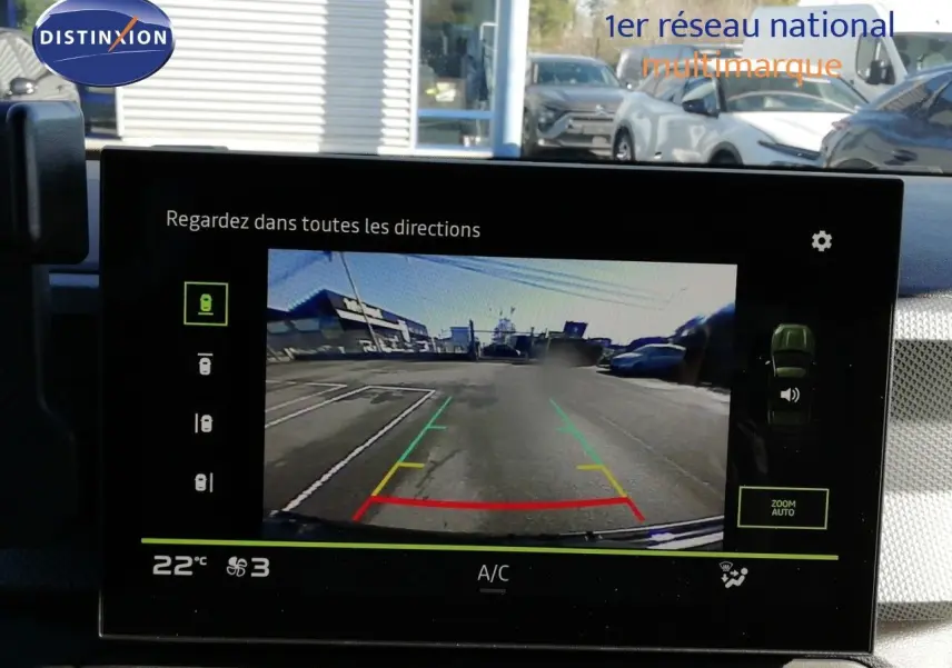 Écran de caméra de recul du Dacia Duster TCE MHEV 140ch Journey 2026, vue arrière avec lignes de guidage colorées.