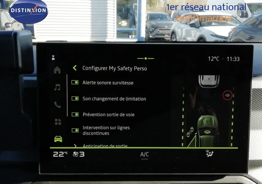Vue intérieure centrée sur l’écran tactile du tableau de bord du Dacia Duster 2026 gris schiste métal affichant les réglages de sécurité.