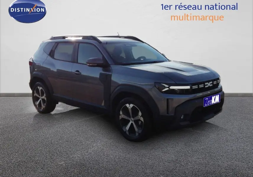 SUV Dacia Duster gris schiste métal en 3/4 avant droit, avec jantes bi-ton et calandre moderne à LED.