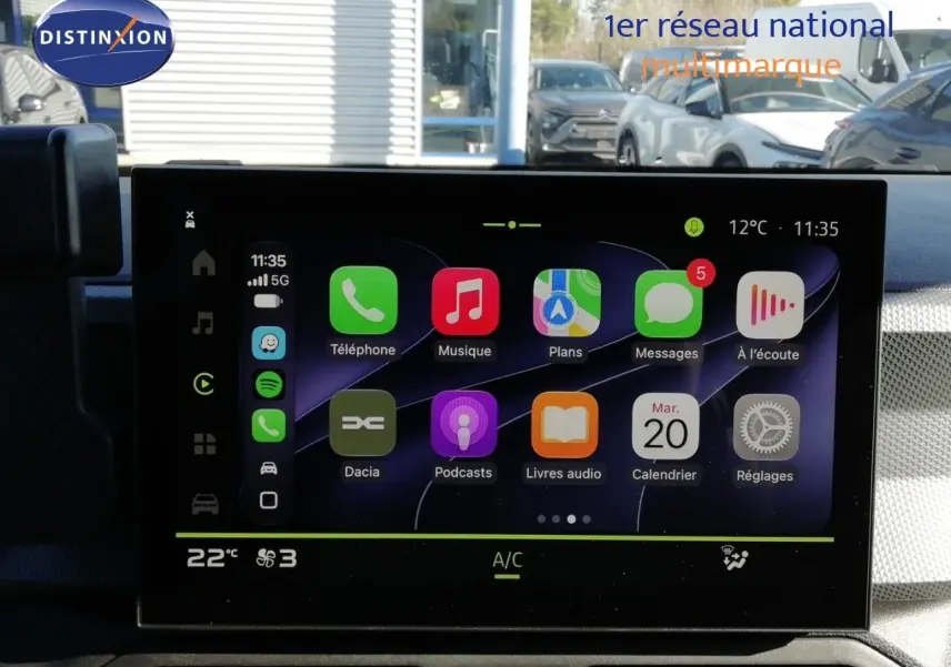 Vue intérieure centrée sur l’écran tactile multimédia du Dacia Duster 2026, affichant les applications connectées.