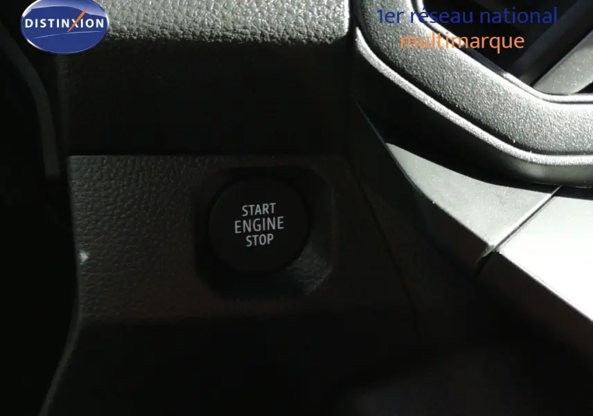 Bouton Start Engine Stop en gros plan sur le tableau de bord noir du Dacia Duster TCE MHEV 140ch Journey 2026.