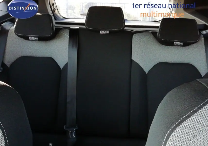 Vue intérieure des sièges arrière du Dacia Duster 2026, tissu bicolore gris et noir avec appuie-têtes intégrés.