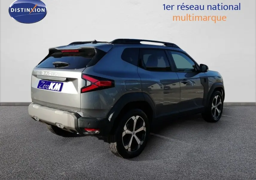 Vue 3/4 arrière droite du Dacia Duster gris schiste métal avec jantes bi-ton et feux arrière LED distinctifs.