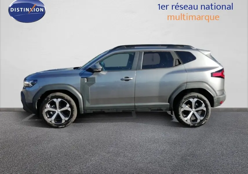Profil droit du Dacia Duster TCE MHEV 140ch Journey 2026 en gris schiste métal, roues alliage 18 pouces biton.