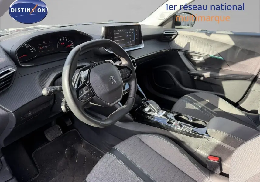 Intérieur avant droit du Peugeot 2008 gris Artense 2022, volant compact et console centrale avec écran tactile.