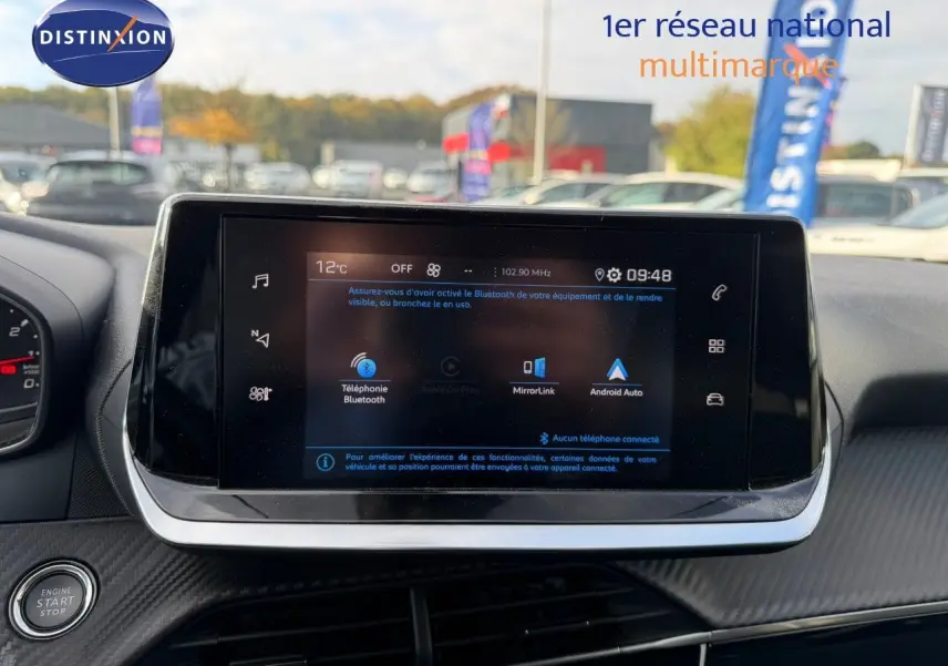 Écran tactile central du tableau de bord du Peugeot 2008 gris Artense, affichant les options Bluetooth et Android Auto.
