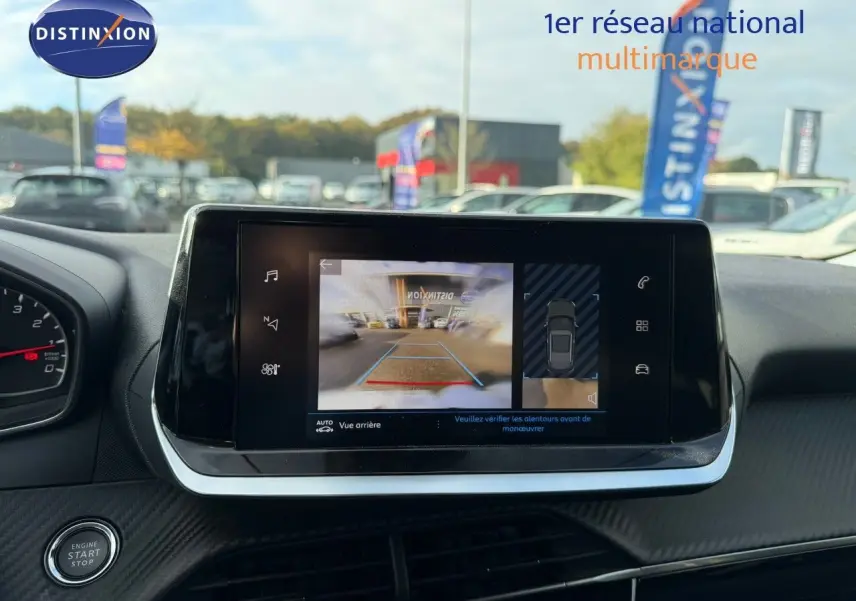 Écran central du Peugeot 2008 gris Artense de 2022 montrant la caméra de recul avec vue arrière et capteurs d’aide au stationnement.
