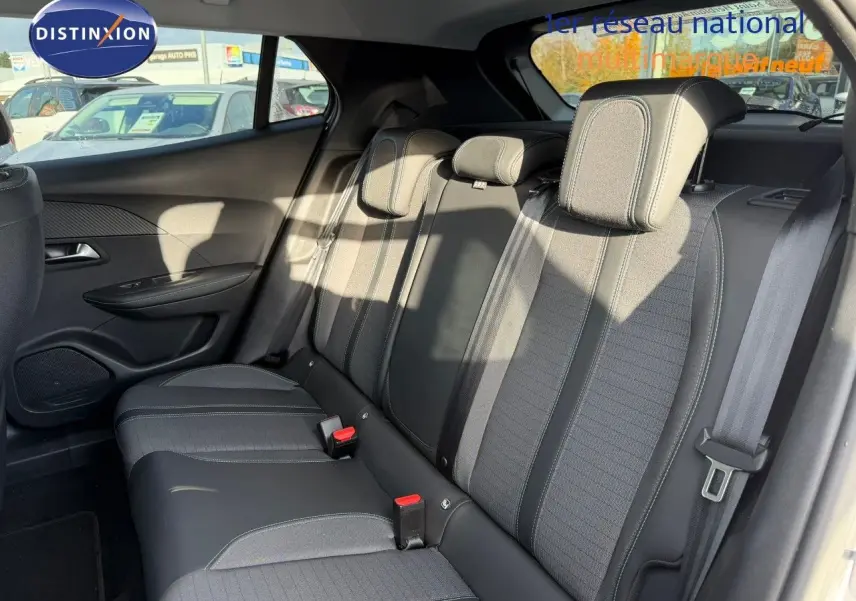 Vue intérieure côté droit des sièges arrière en tissu gris et noir du Peugeot 2008 1.2 PureTech 130 Allure 2022.