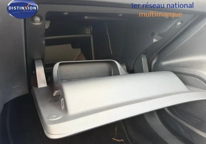 Vue rapprochée de la boîte à gants ouverte dans l’habitacle d’une Peugeot 2008 gris Artense 2022.