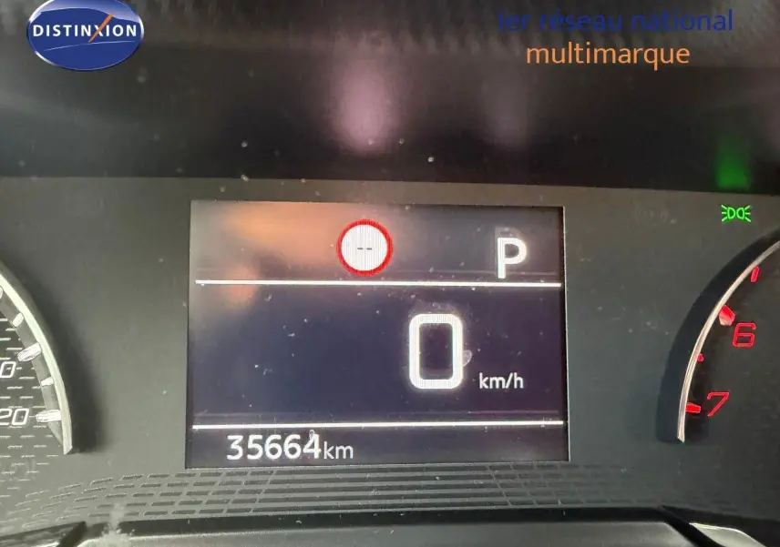 Tableau de bord numérique d'une Peugeot 2008 gris Artense, affichant 0 km/h et 35 664 km au compteur.