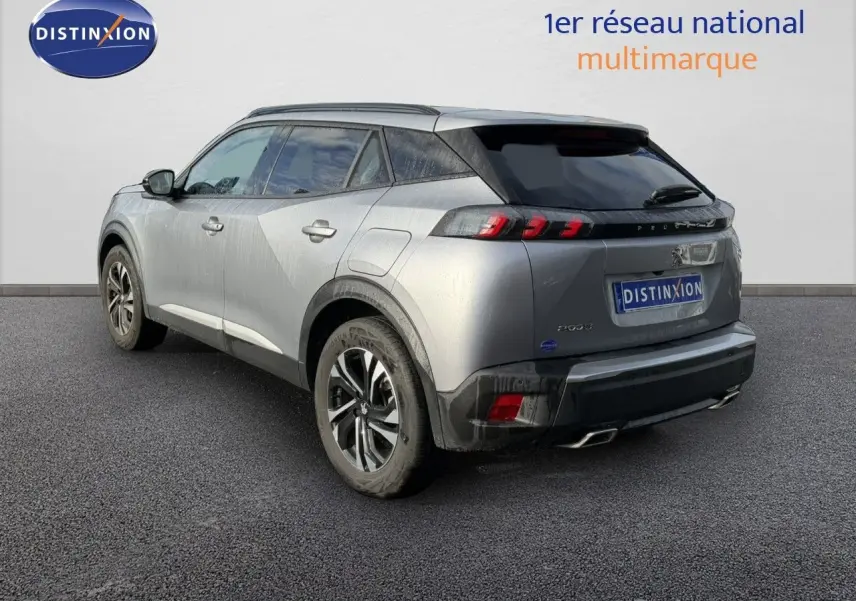 Vue 3/4 arrière droite d'un Peugeot 2008 gris Artense avec feux arrière LED et jantes alliage.