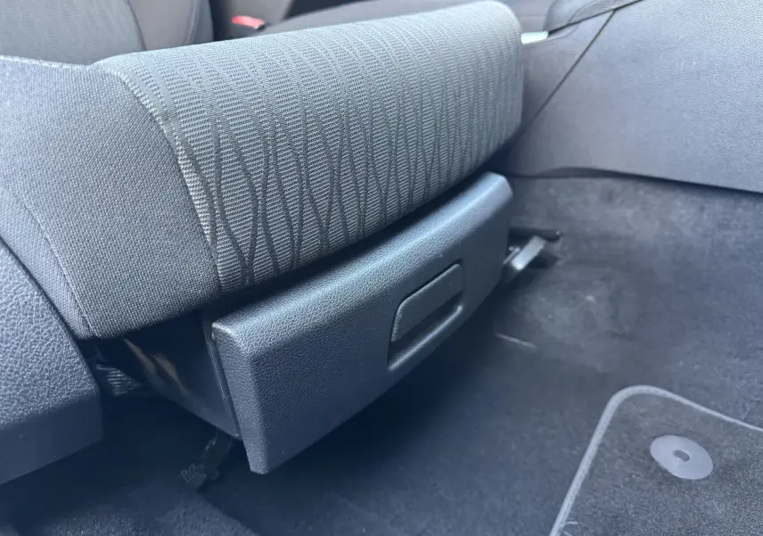 Gros plan sur le réglage manuel du siège avant droit en tissu gris à motifs dans une SEAT LEON 2016.