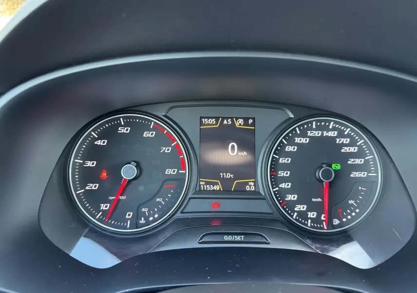 Vue rapprochée du tableau de bord gris de la SEAT LEON 2016 montrant compte-tours, vitesse à zéro et écran central digital.