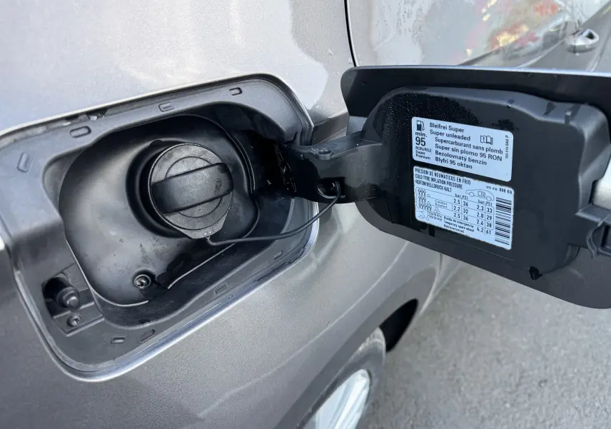 Bouchon de réservoir essence ouvert sur le côté gauche d'une SEAT Leon gris 2016, avec étiquette de pression pneus visible.