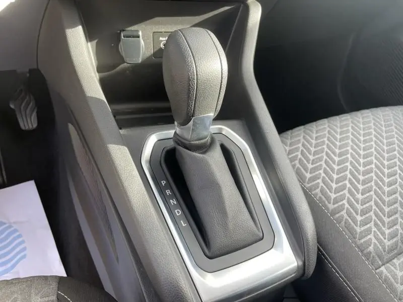 Le levier de boîte automatique noir de la Renault Clio V TCE 90 X-TRONIC Evolution 2023 vu de près côté console centrale.