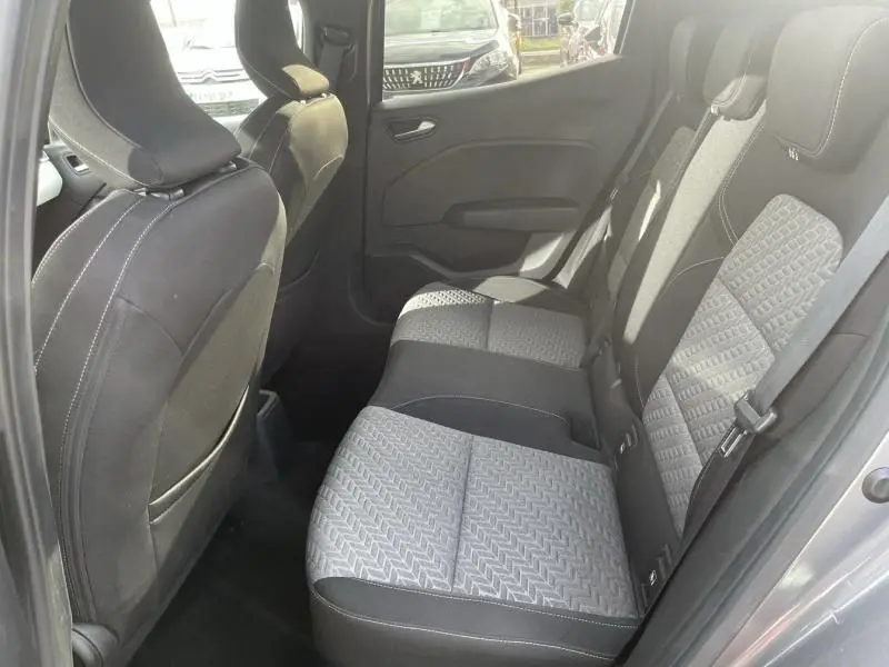 Vue intérieure arrière côté droit de la Renault Clio V TCE 90 X-TRONIC Evolution 2023, sièges tissu gris à motifs.