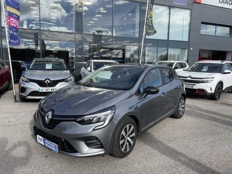 Renault Clio V gris foncé métal vue 3/4 avant droit, avec calandre noire et jantes alliage distinctives.