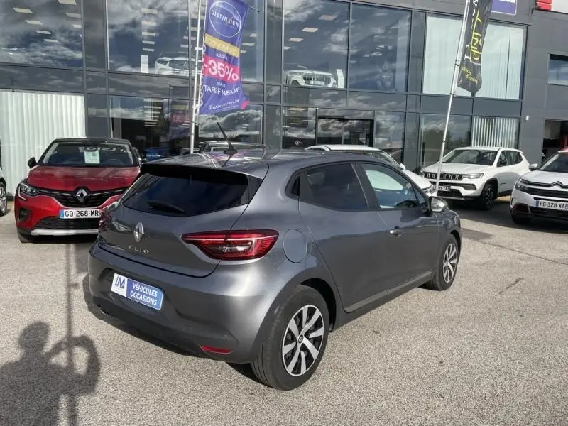 Renault Clio V gris foncé métal vue 3/4 arrière droit, avec feux arrière LED et jantes alliage distinctives.