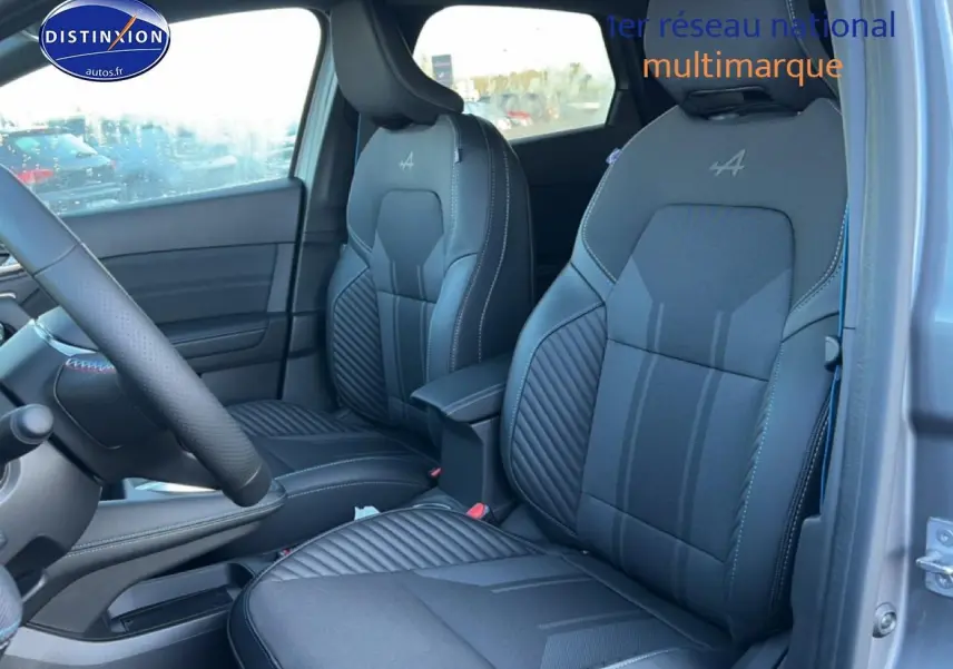 Vue intérieure côté avant droit du Renault Captur 2025 avec sièges sport gris et logo Alpine brodé.