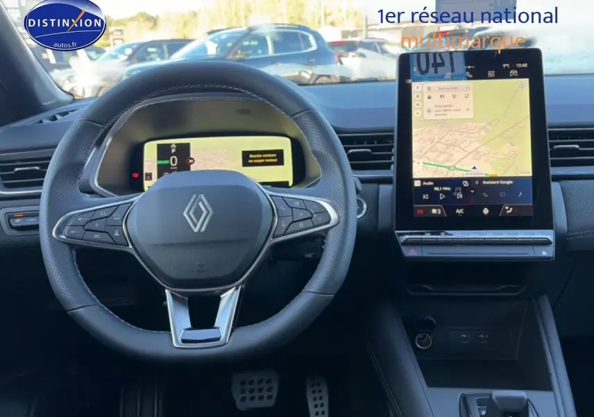 Vue intérieure du tableau de bord du Renault Captur 2025 gris cassiopée avec écran tactile vertical et volant multifonction cuir.