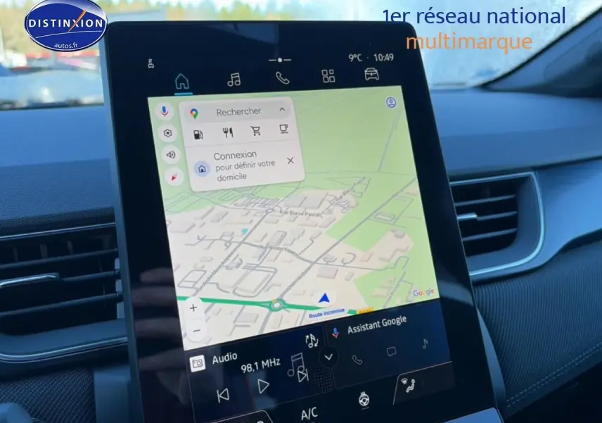 Vue intérieure centrée sur l'écran tactile du tableau de bord du Renault Captur gris cassiopée t/noir 2025.
