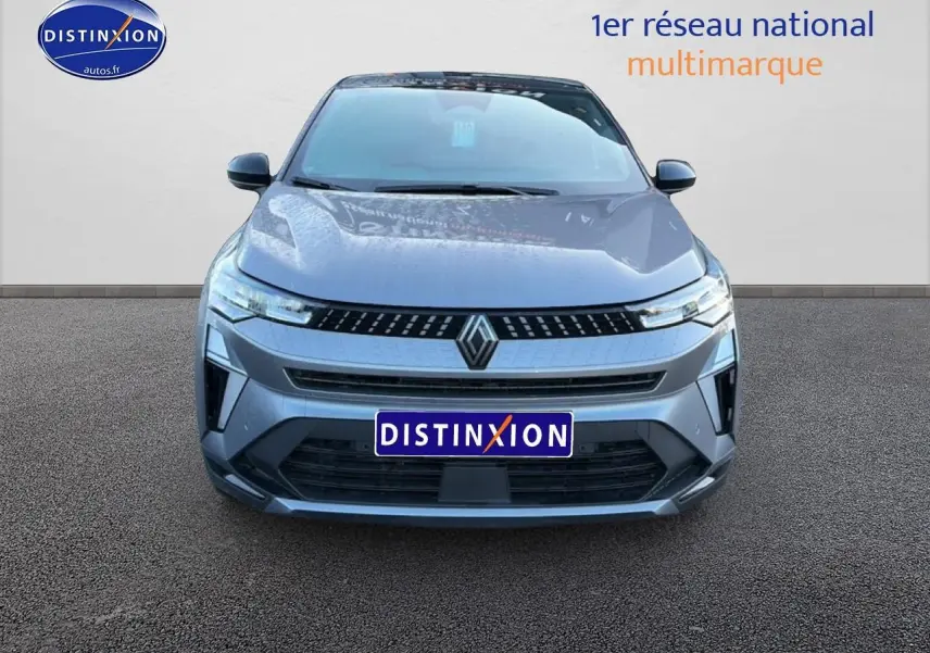 Vue avant d'un Renault Captur 2025 gris cassiopée avec calandre noire et feux LED fins.