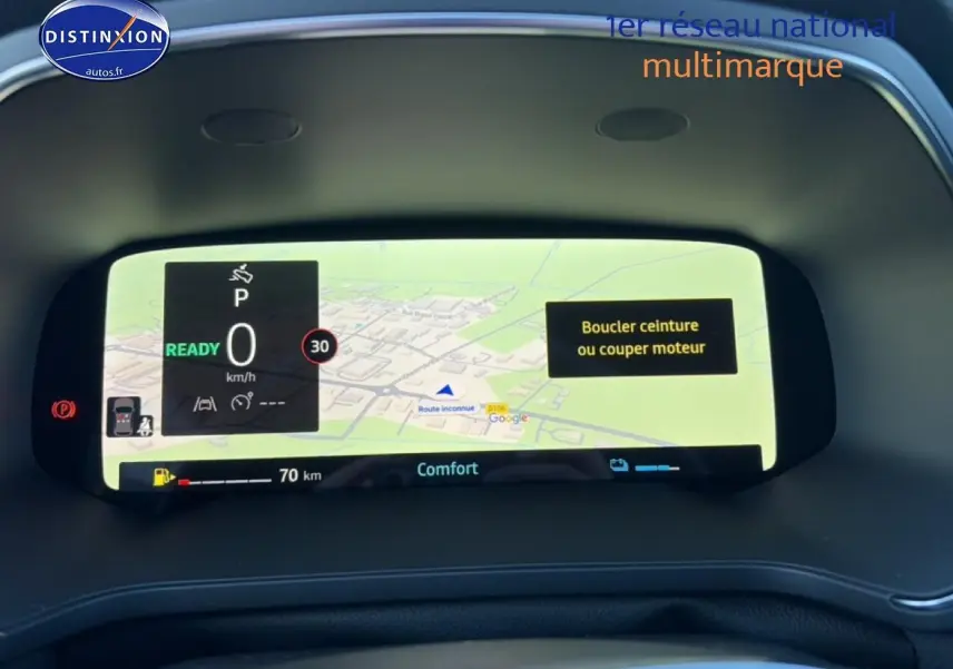 Affichage numérique du tableau de bord du Renault Captur 2025 avec navigation et alertes de sécurité visibles.