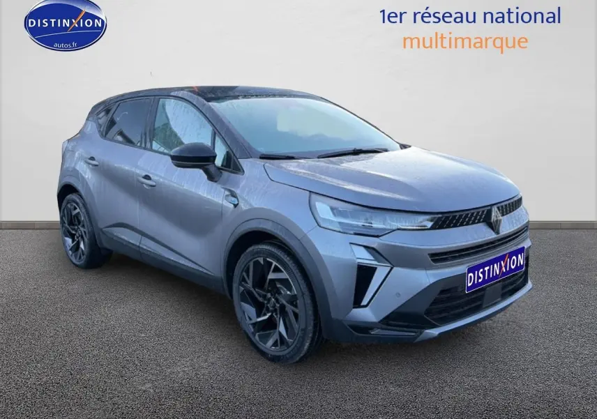 Renault Captur 2025 gris cassiopée en 3/4 avant droit, avec jantes alu noires et signature lumineuse LED.