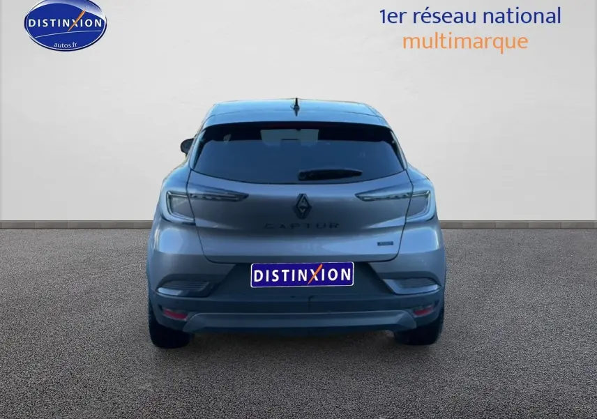 Vue arrière d'un Renault Captur gris cassiopée avec feux LED et lunette arrière surteintée sur fond neutre.