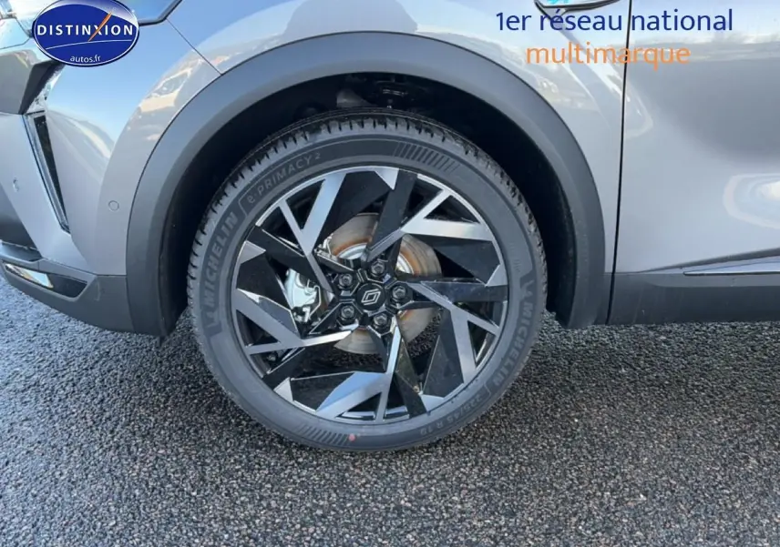 Gros plan sur la roue avant gauche avec jante alu noire et grise du Renault Captur gris cassiopée esprit Alpine.