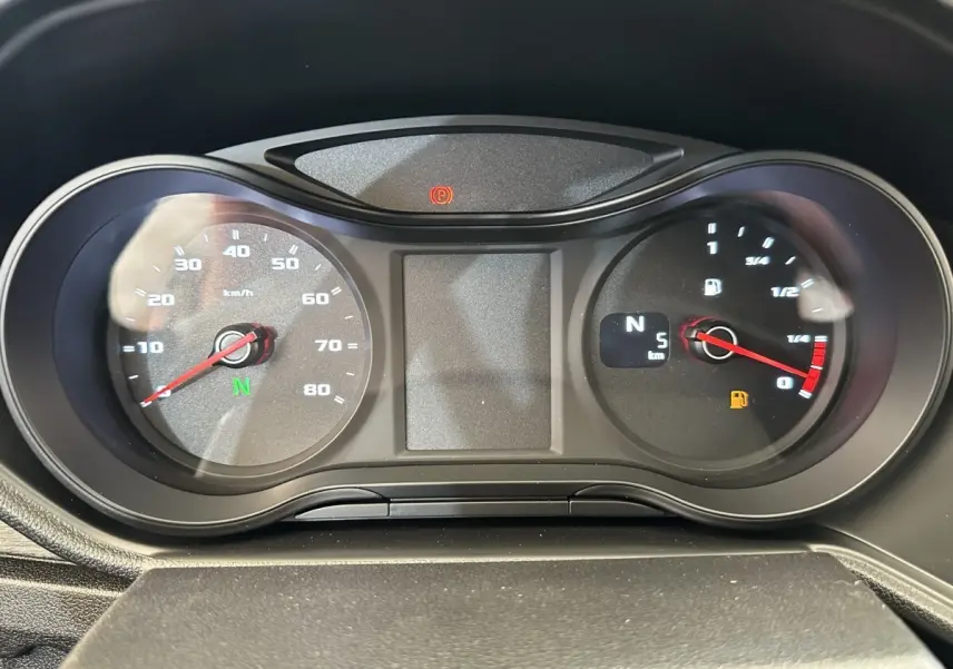 Tableau de bord de l'AIXAM AMBITION 0.5 CITY PACK 2026, affichage vitesse et jauge carburant en gros plan.