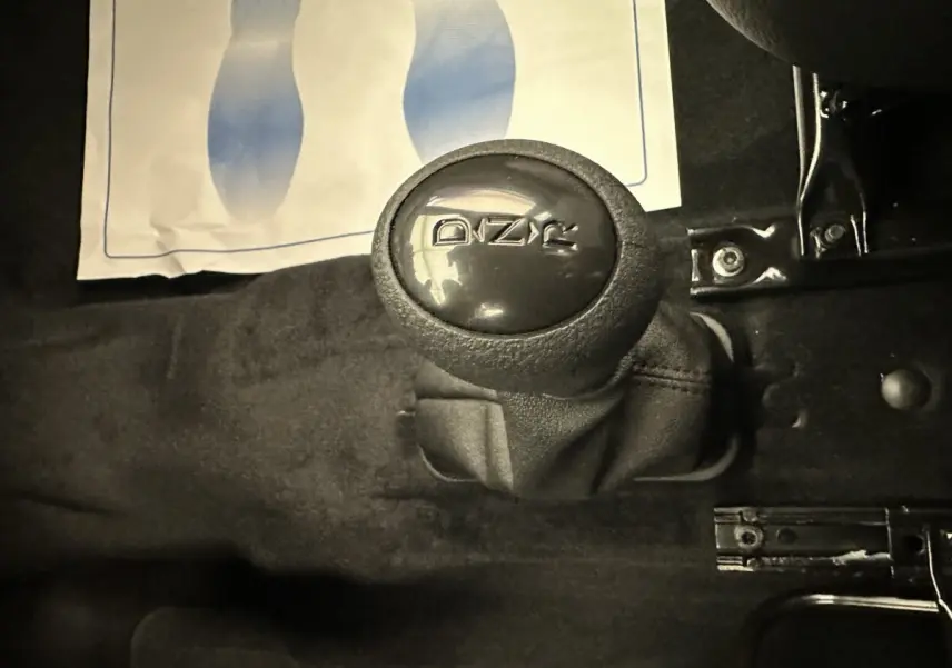 Le levier de vitesse automatique noir de l'AIXAM AMBITION 0.5 CITY PACK 2026, vue intérieure rapprochée.