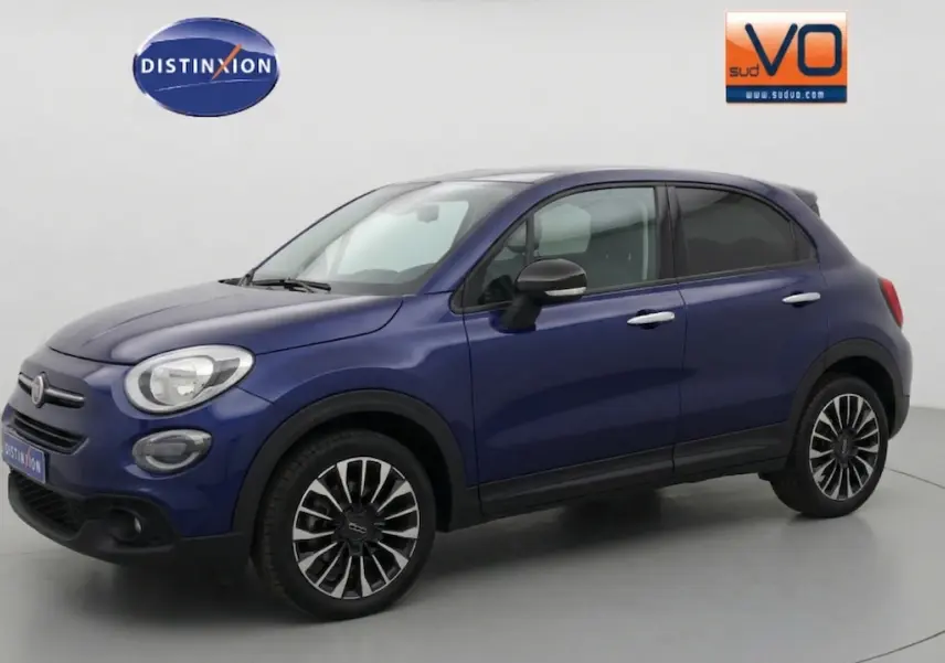 Vue 3/4 avant droit d'un FIAT 500X bleu 2024 avec jantes noires et chromées, phares ronds et rétroviseurs noirs.