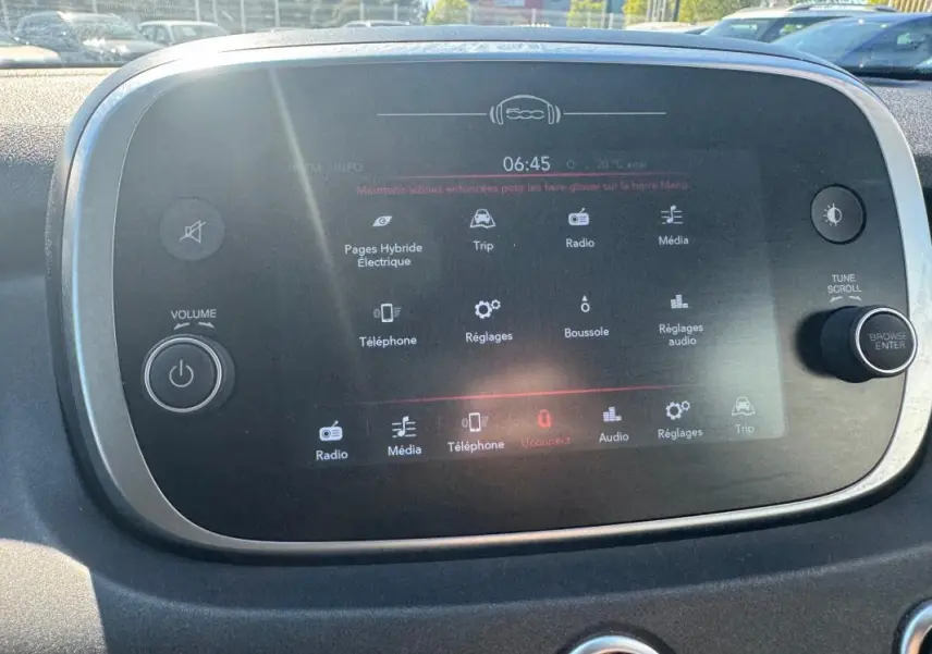 Écran tactile central du tableau de bord du Fiat 500X MY23, affichant le menu principal avec commandes audio et téléphone.