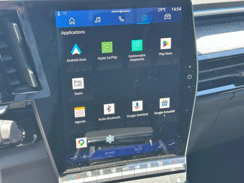 Écran tactile central du Renault Austral blanc nacré, affichant les applications connectées dans l'habitacle.