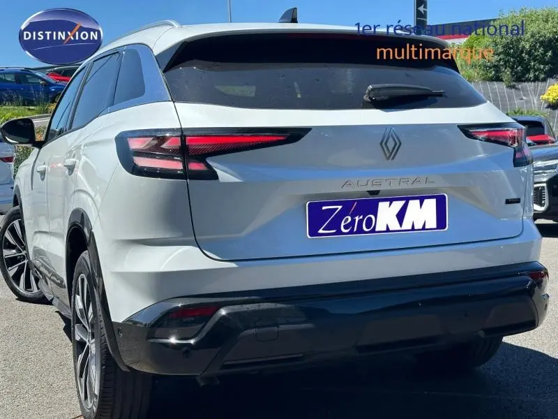 Vue 3/4 arrière droite du Renault Austral blanc nacré brillant avec feux arrière LED et jantes alliage.