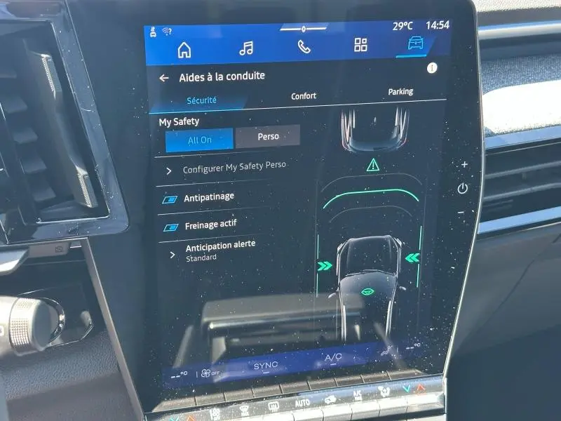 Écran tactile central du Renault Austral blanc nacré, affichant les aides à la conduite et la vue 3D du véhicule.