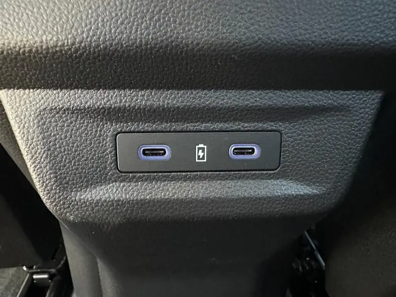 Vue rapprochée des deux ports USB-C de recharge situés à l'arrière de la console centrale du Renault Austral blanc nacré.