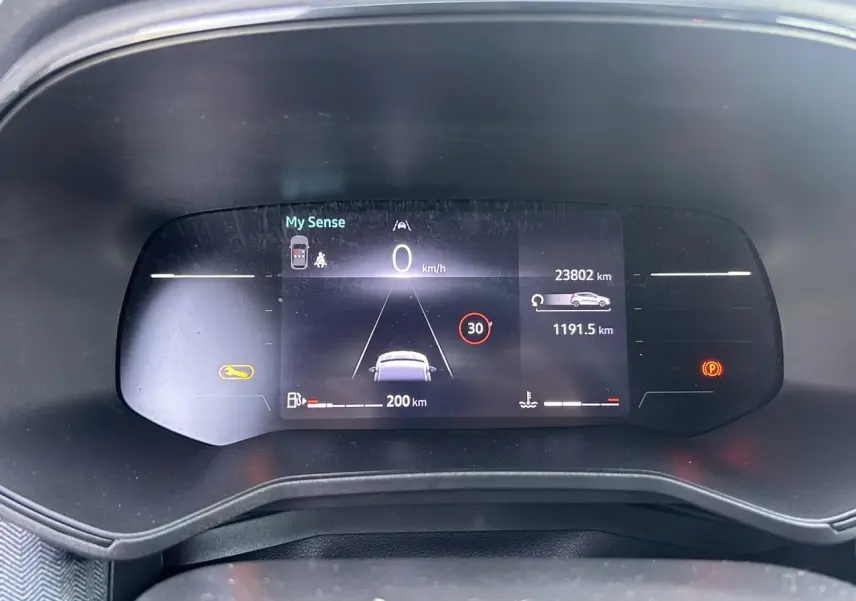 Tableau de bord numérique de Renault Clio 2025 affichant la vitesse, alertes et mode de conduite My Sense.