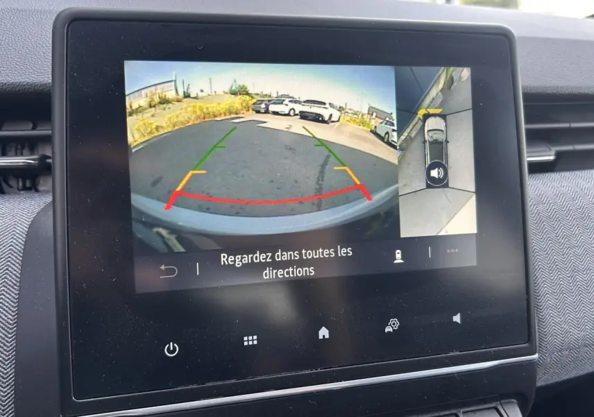 Écran multimédia de Renault Clio 2025 affichant la caméra de recul et la vue 360° en intérieur noir.
