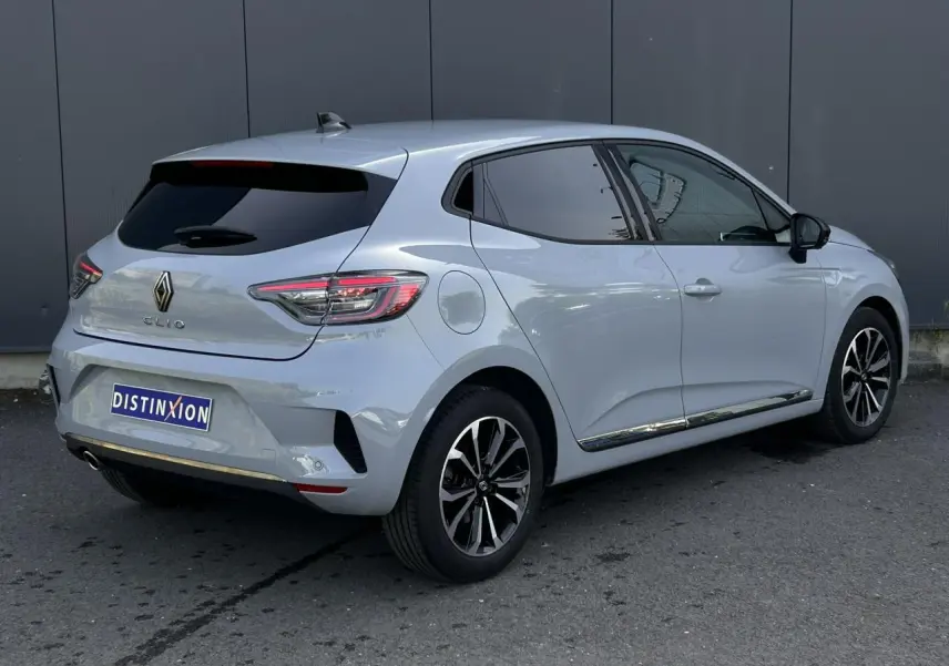 Vue 3/4 arrière droite d'une Renault Clio 2025 gris Rafale avec jantes alliage et vitres surteintées.