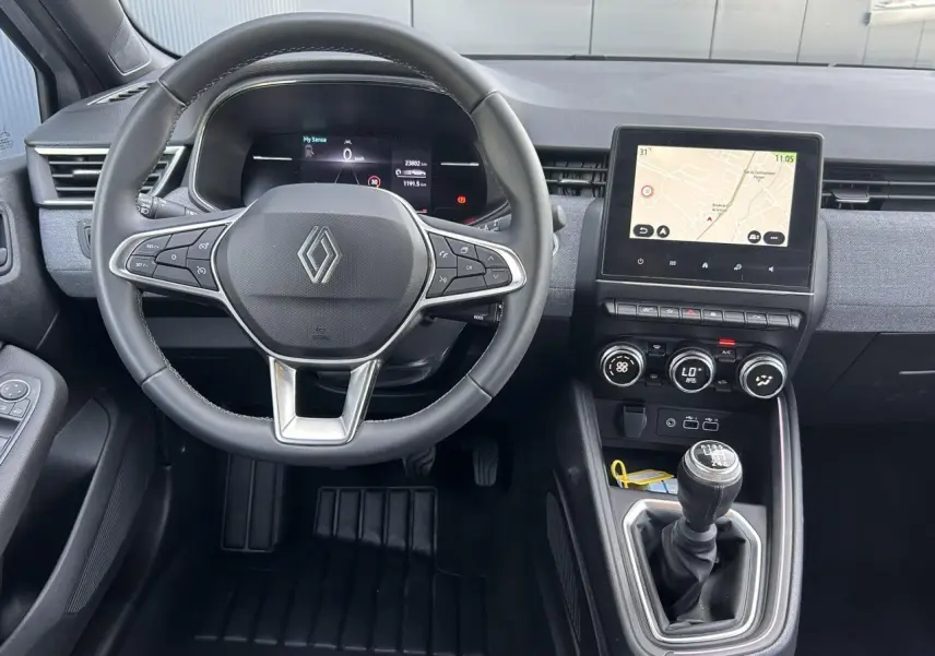 Vue intérieure centrée sur le volant multifonction et la console centrale avec écran tactile de la Renault Clio Gris Rafale.